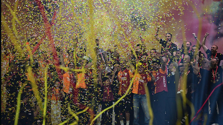 Galatasaray 26. şampiyonluğunu kutladı! Sarı-kırmızılılar kupasına kavuştu