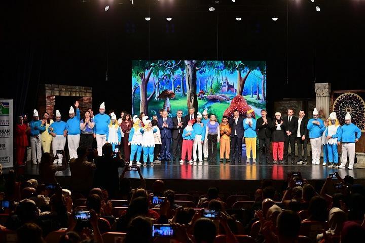 Engelsiz Sanat Akademisi öğrencileri ‘Şirinler’ oyunu ile sahne aldı