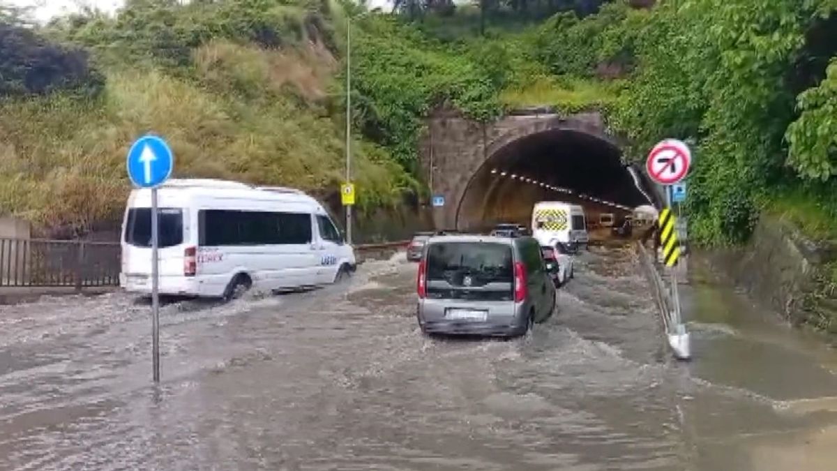 Maltepe'de tüneli su bastı; araçlar ilerlemekte güçlük çekti