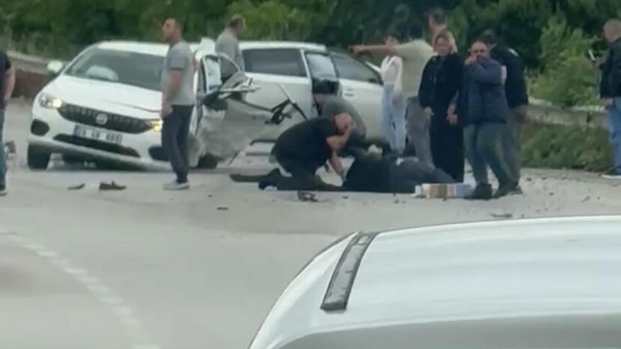 Çanakkale Biga’da meydana gelen trafik kazasının ardından olay yerinde inceleme yapan ekipler