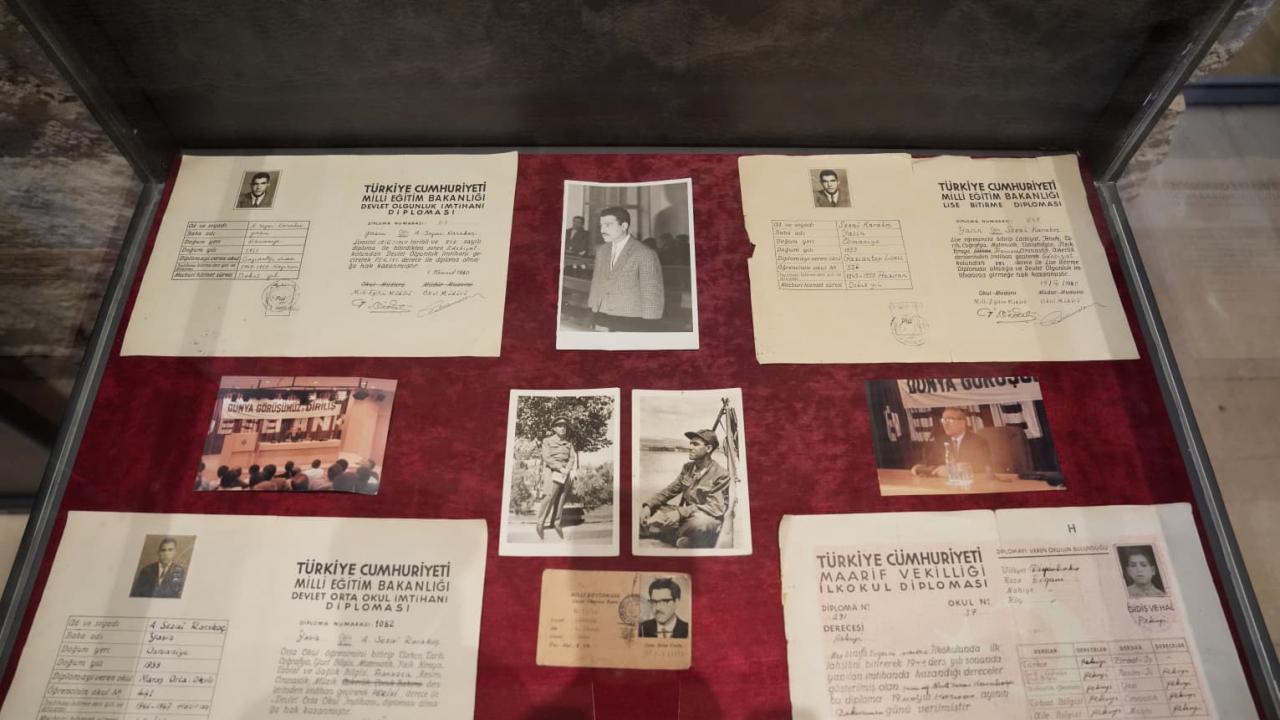 Rami Kütüphanesi’nde Sezai Karakoç’un eserleri ve arşiv belgelerinin yer aldığı sergiden bir görünüm