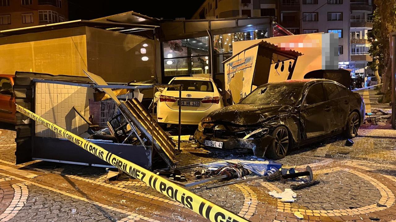 Tekirdağ Hayrabolu’da otobüs durağına çarpan otomobilin kaza yaptığı bölgeden görüntü