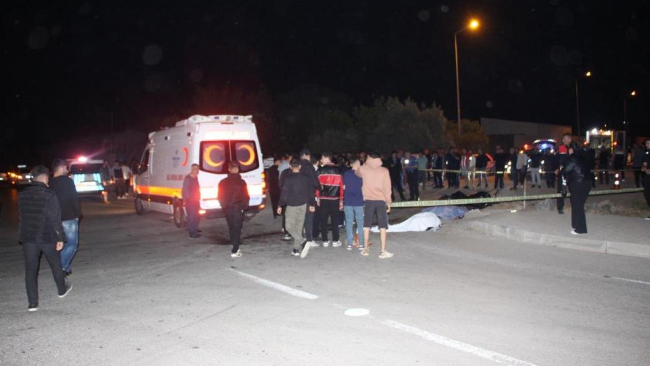 Antalya Kumluca’da çöp kamyonu ile motosikletin karıştığı kazanın meydana geldiği yol ayrımı