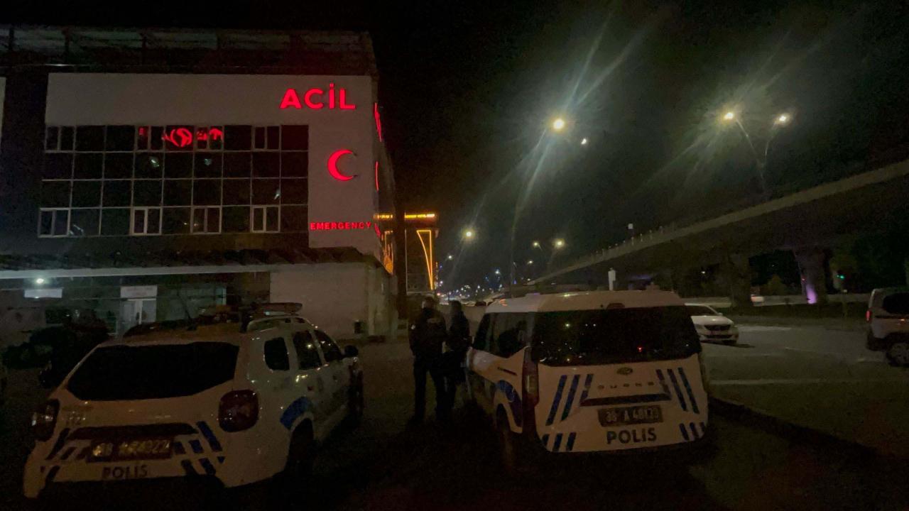 Kayseri’de polis ekiplerinin olay yerinde güvenlik önlemi aldığı gece saatlerinden bir görüntü