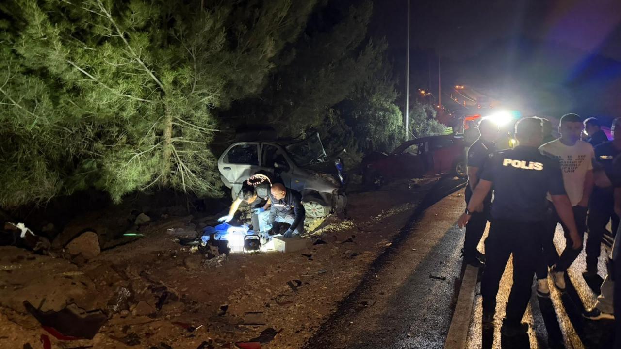 Adana’da meydana gelen trafik kazasının ardından olay yerinde inceleme yapan ekipler