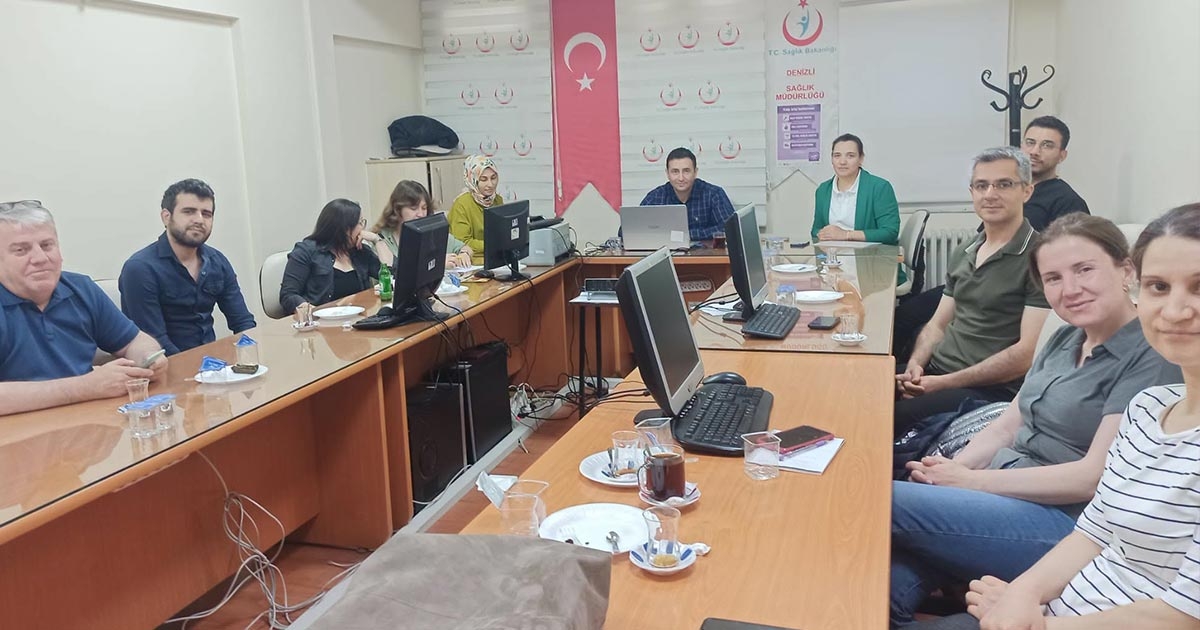 Denizli’de sağlık çalışanlarına yönelik eğitim programına katılan aile hekimleri ve eğiticiler