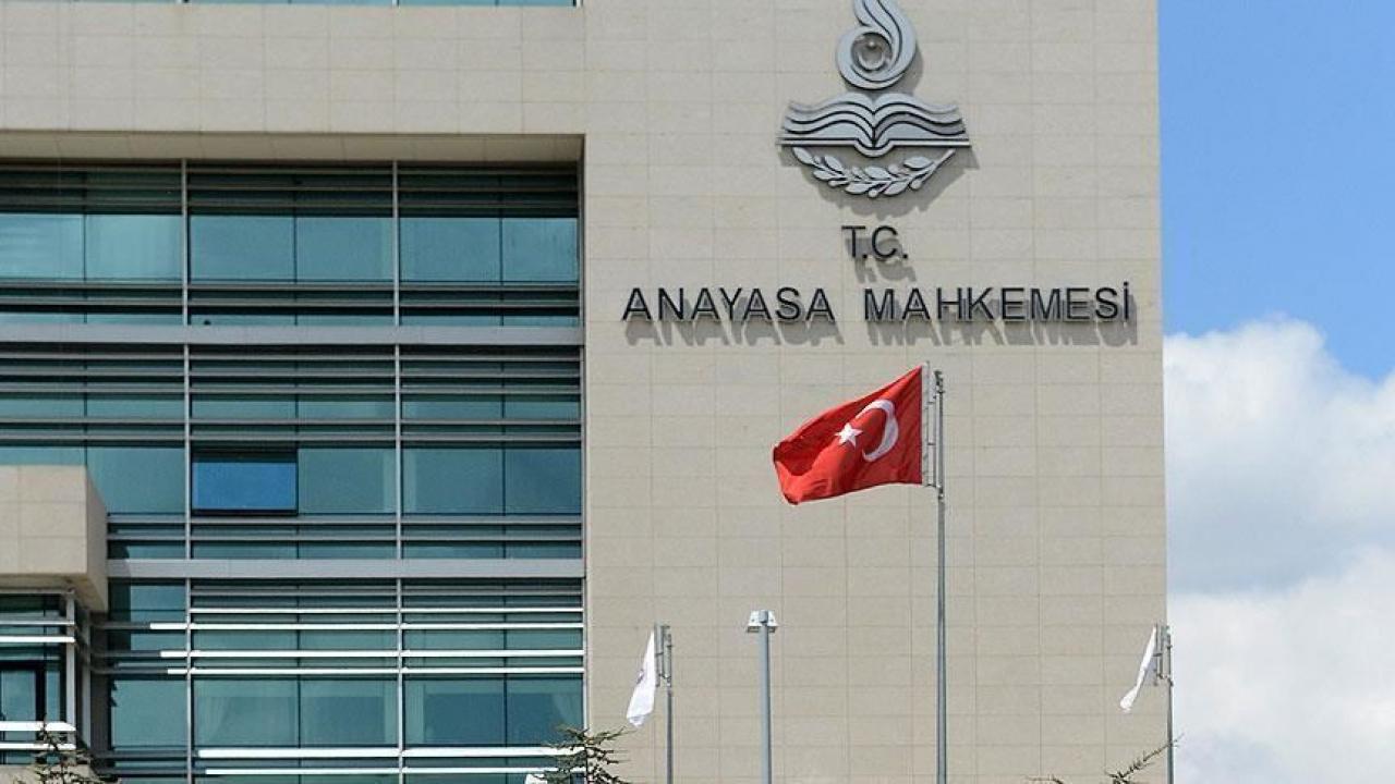 Anayasa Mahkemesi binası ve hukuk kararlarını temsil eden adalet görseli