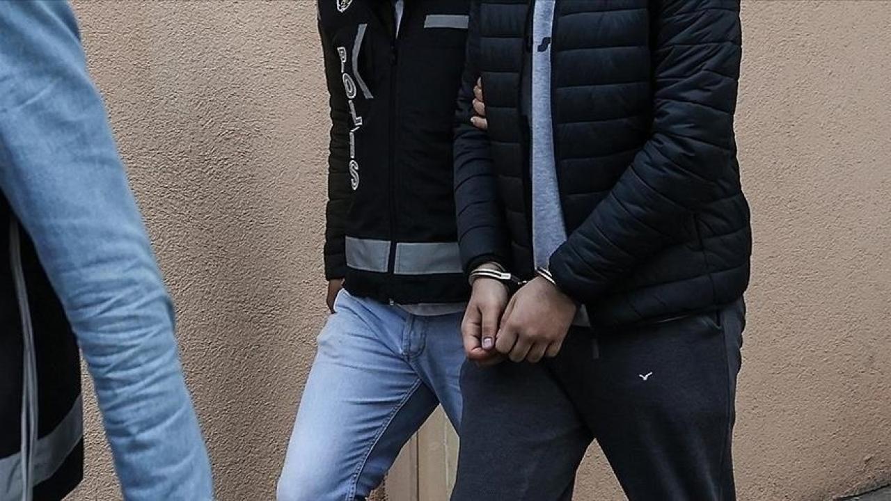 Düzce’de kaçakçılık operasyonunda ele geçirilen makaron ve kaçak içkiler