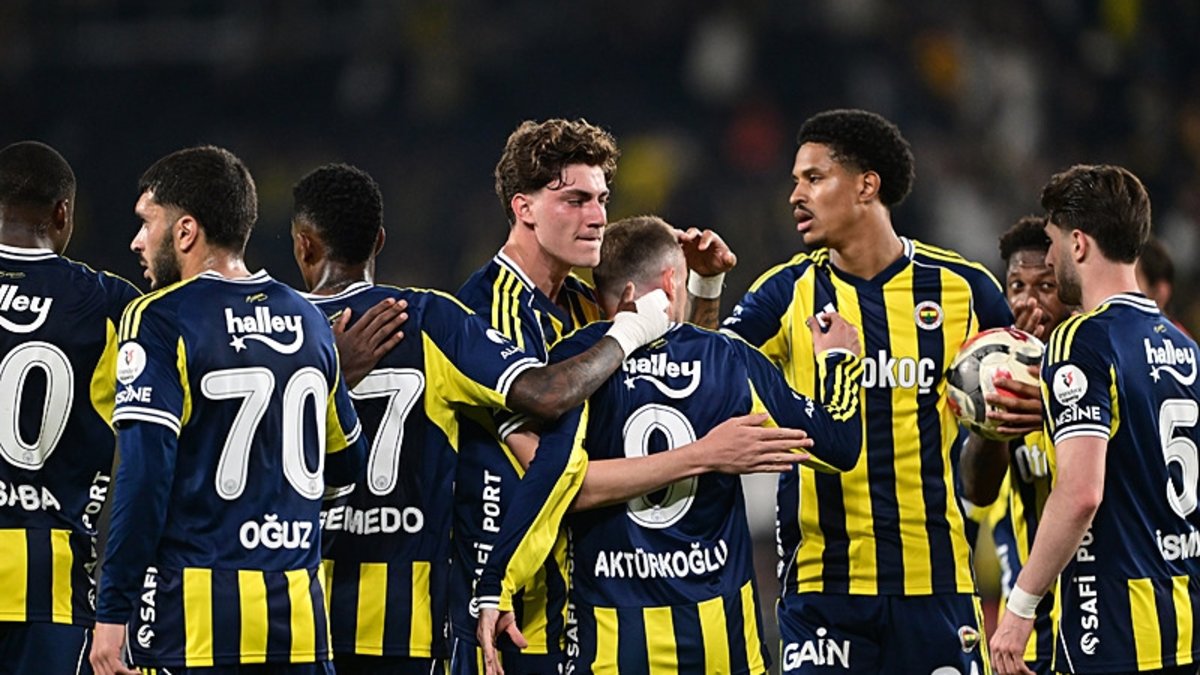 Fenerbahçe futbolcuları UEFA Şampiyonlar Ligi eleme maçları öncesi sahada
