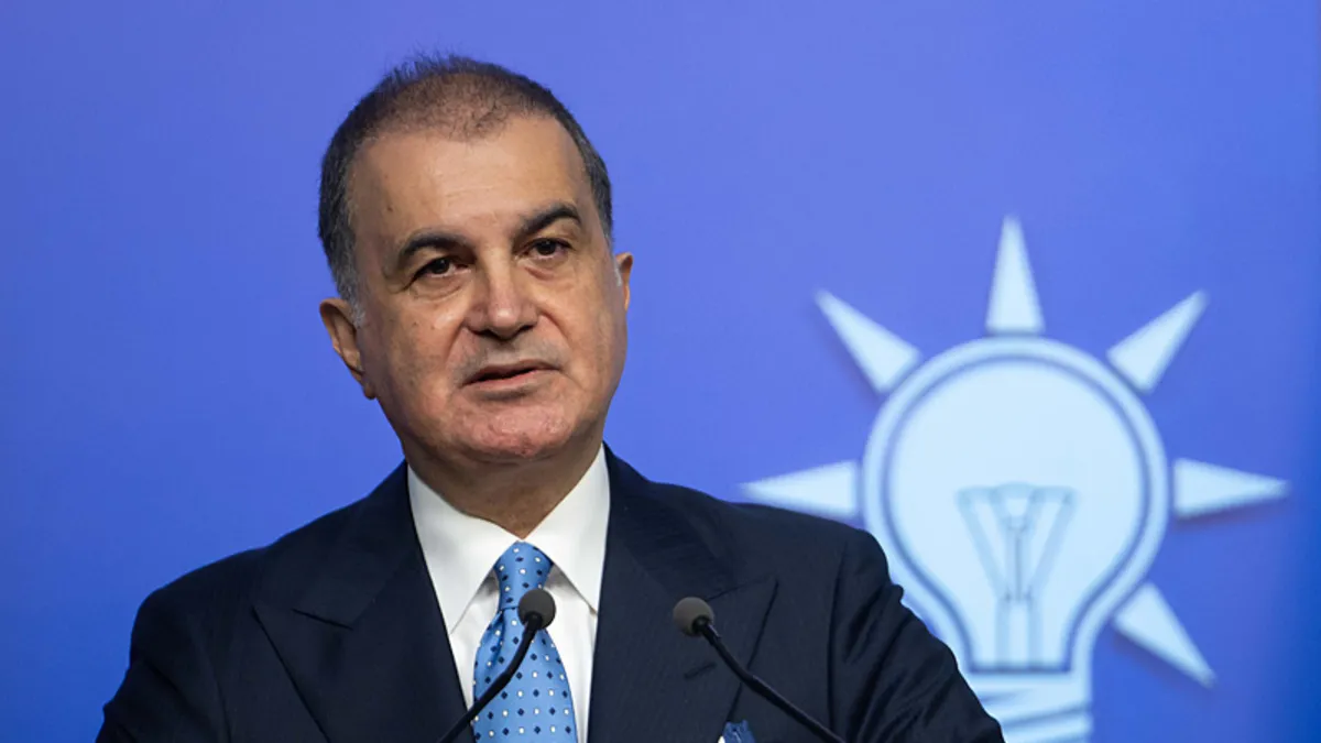 AK Parti Sözcüsü Ömer Çelik basın toplantısında açıklama yaparken