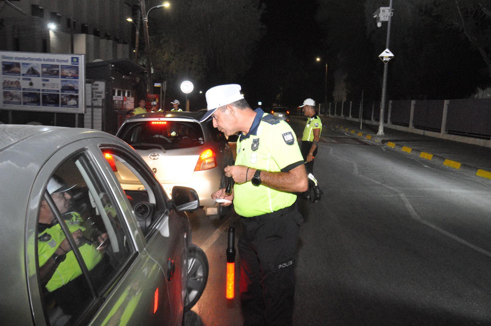 Polis ekiplerinin gece saatlerinde gerçekleştirdiği asayiş ve trafik denetimi