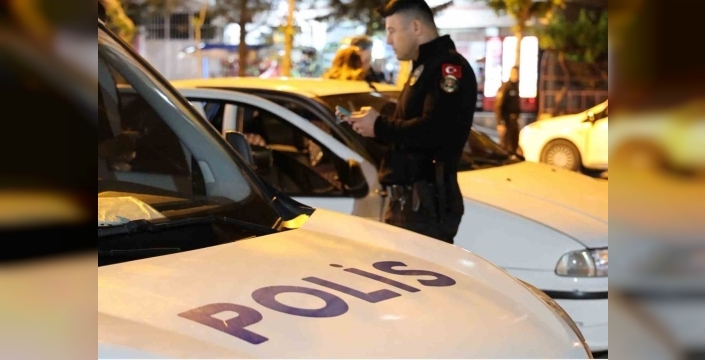 Gece saatlerinde trafik ve asayiş denetimi yapan polis ekipleri