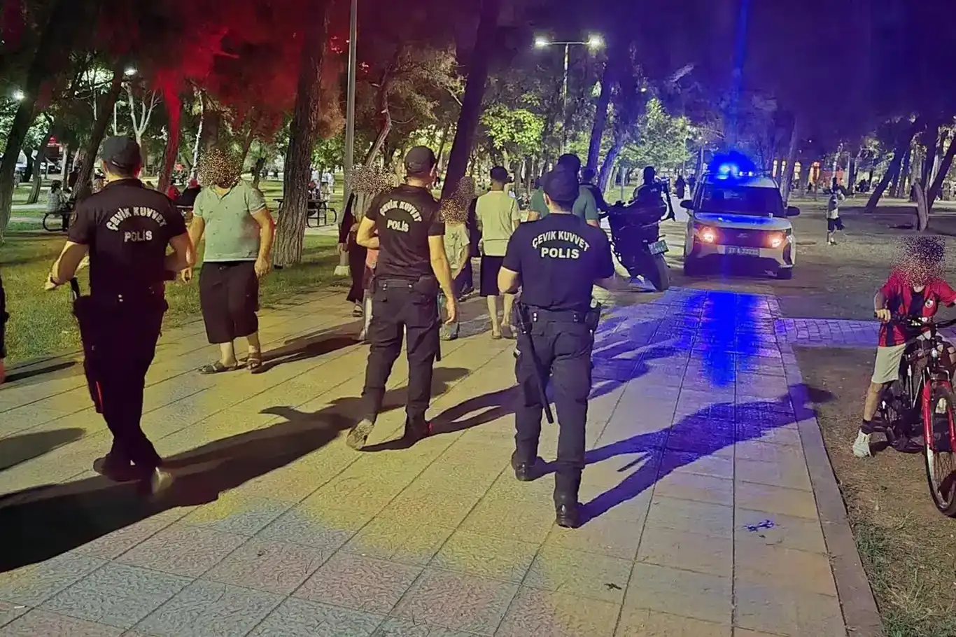 Gaziantep’te jandarma ekiplerinin asayiş ve yol kontrol uygulaması yaptığı anlar