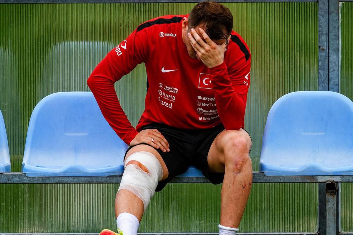 A Milli Takım formasıyla Kerem Aktürkoğlu sahada mücadele ederken