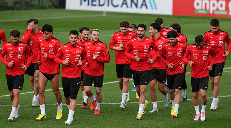 A Milli Futbol Takımı oyuncuları Riva’da antrenman yaparken