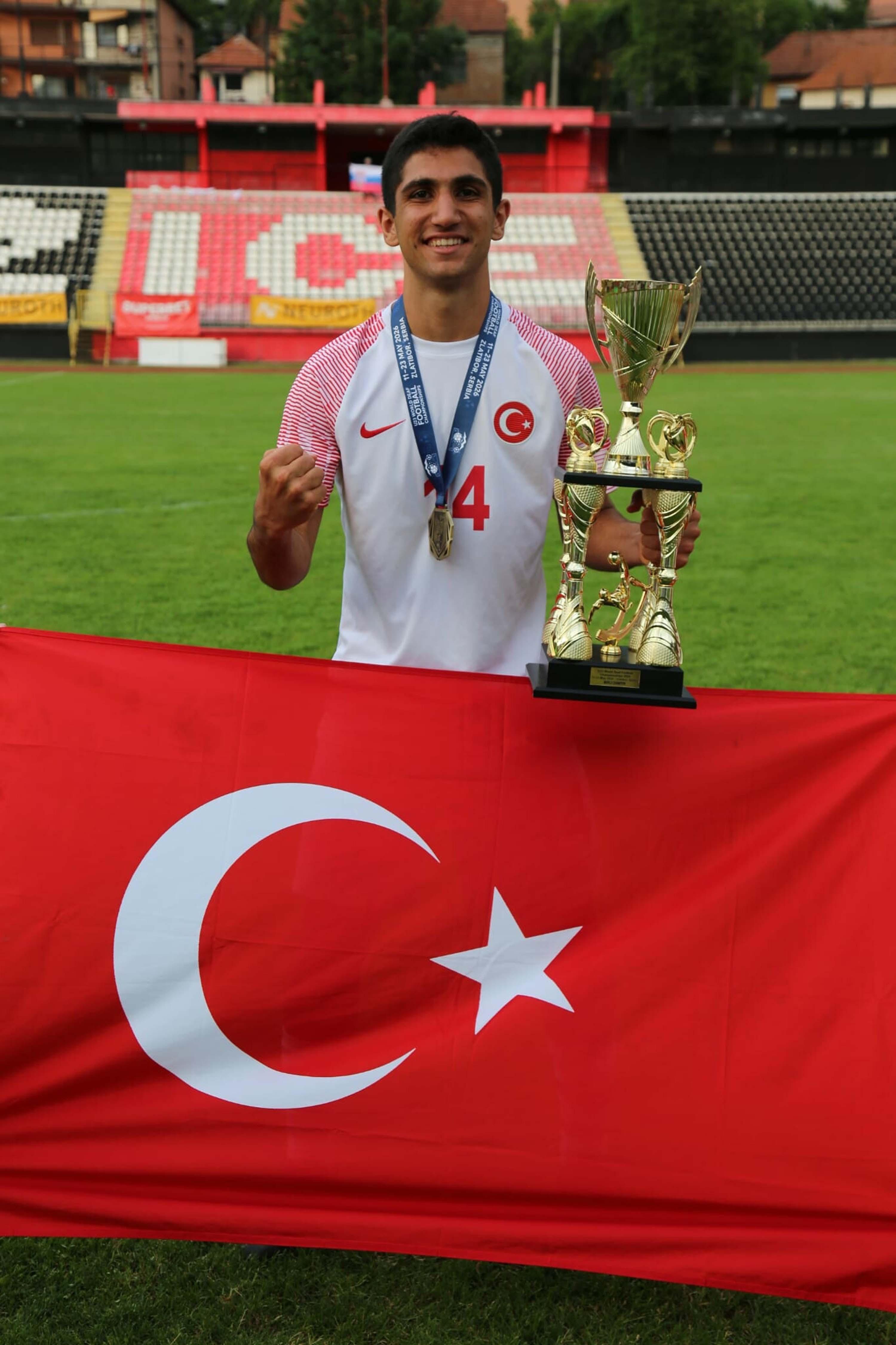 Aliağa Futbol forması giyen genç futbolcu Semih Ayriç’in dünya şampiyonluğu başarısını temsil eden spor görseli