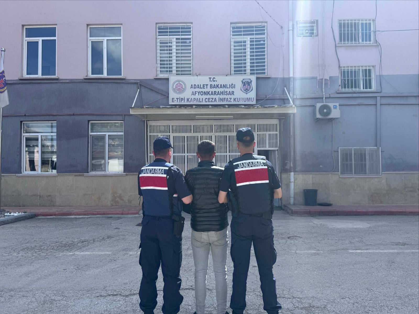 Afyonkarahisar’da jandarma ekiplerinin asayiş kontrolü yaptığı yol uygulaması