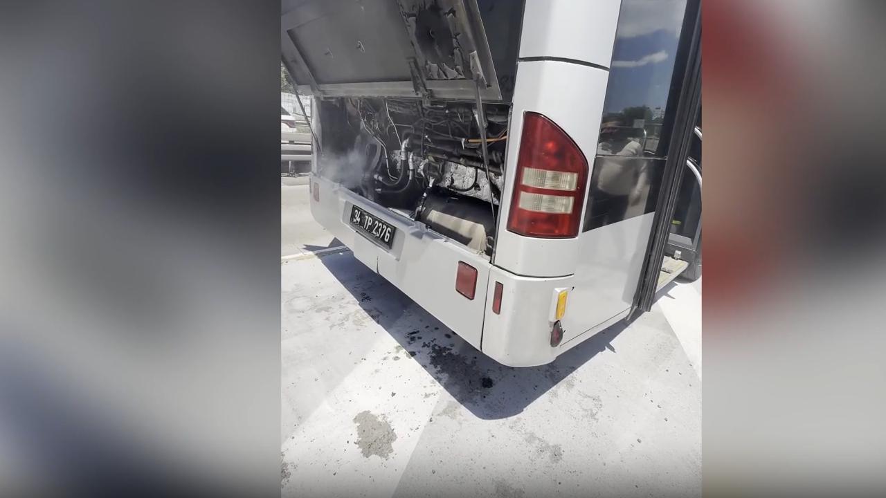 Bahçelievler’de seyir halindeki metrobüste yangın paniği