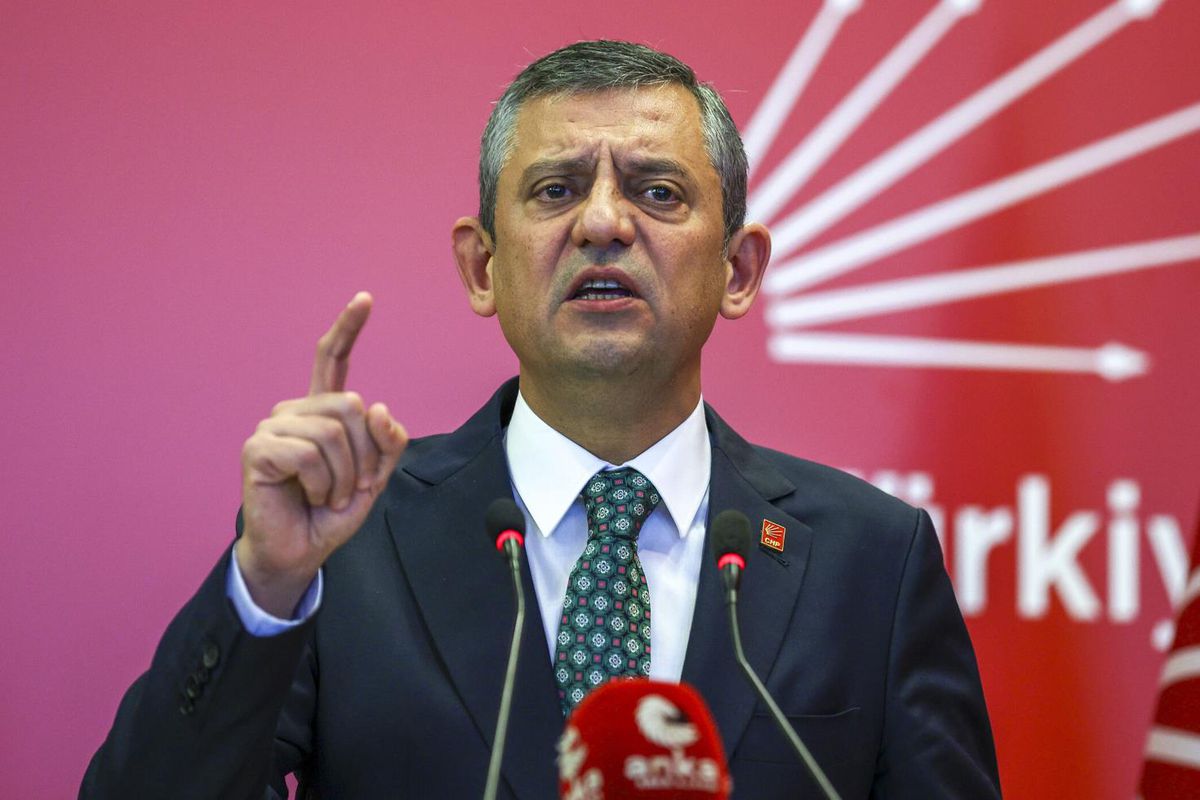 CHP ve yeni parti iddialarıyla ilgili siyasi kulisleri temsil eden görsel