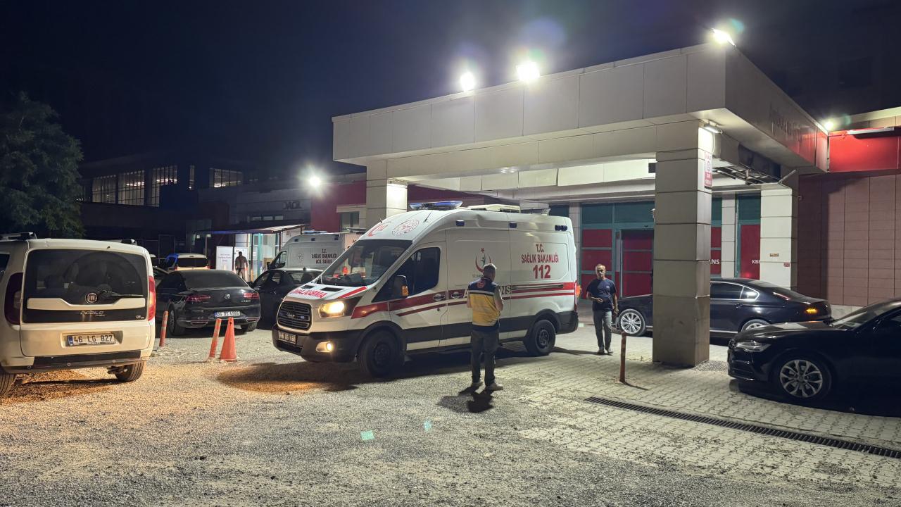 Kahramanmaraş'ta yaşanan bıçaklı olay sonrası polis ve sağlık ekiplerinin çalışması