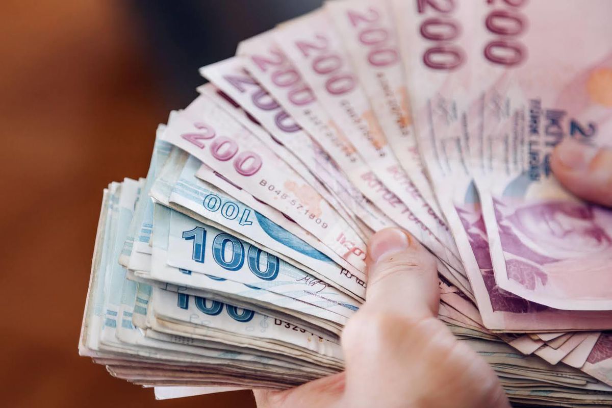 Enflasyon verilerini gösteren ekonomik grafik ve istatistik ekranı