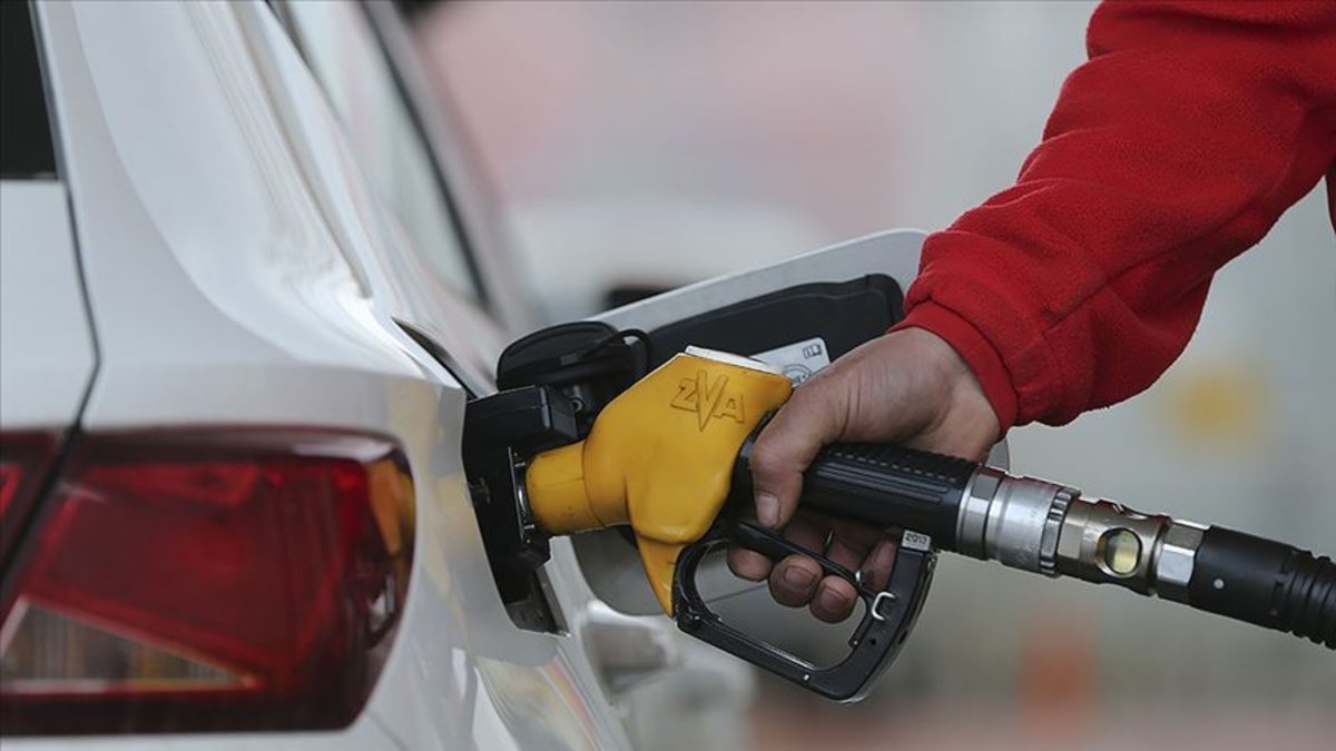 Akaryakıt istasyonunda benzin ve motorin fiyatlarının yer aldığı fiyat tabelası