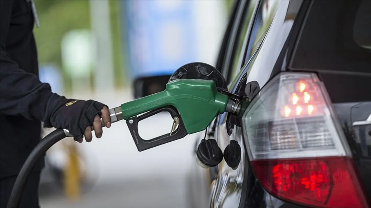 Akaryakıt istasyonunda benzin ve motorin fiyatlarını gösteren pompa tabelası