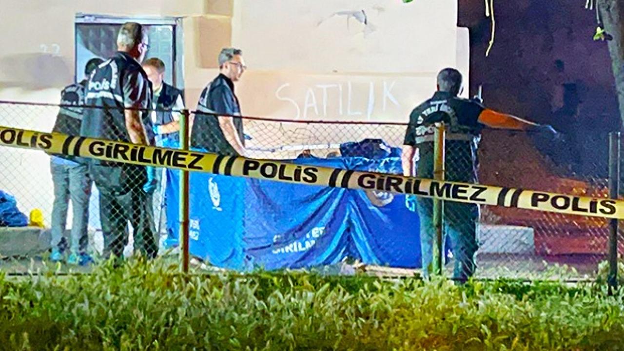 Bursa’da polis ekiplerinin silahlı saldırının yaşandığı sokakta yaptığı inceleme