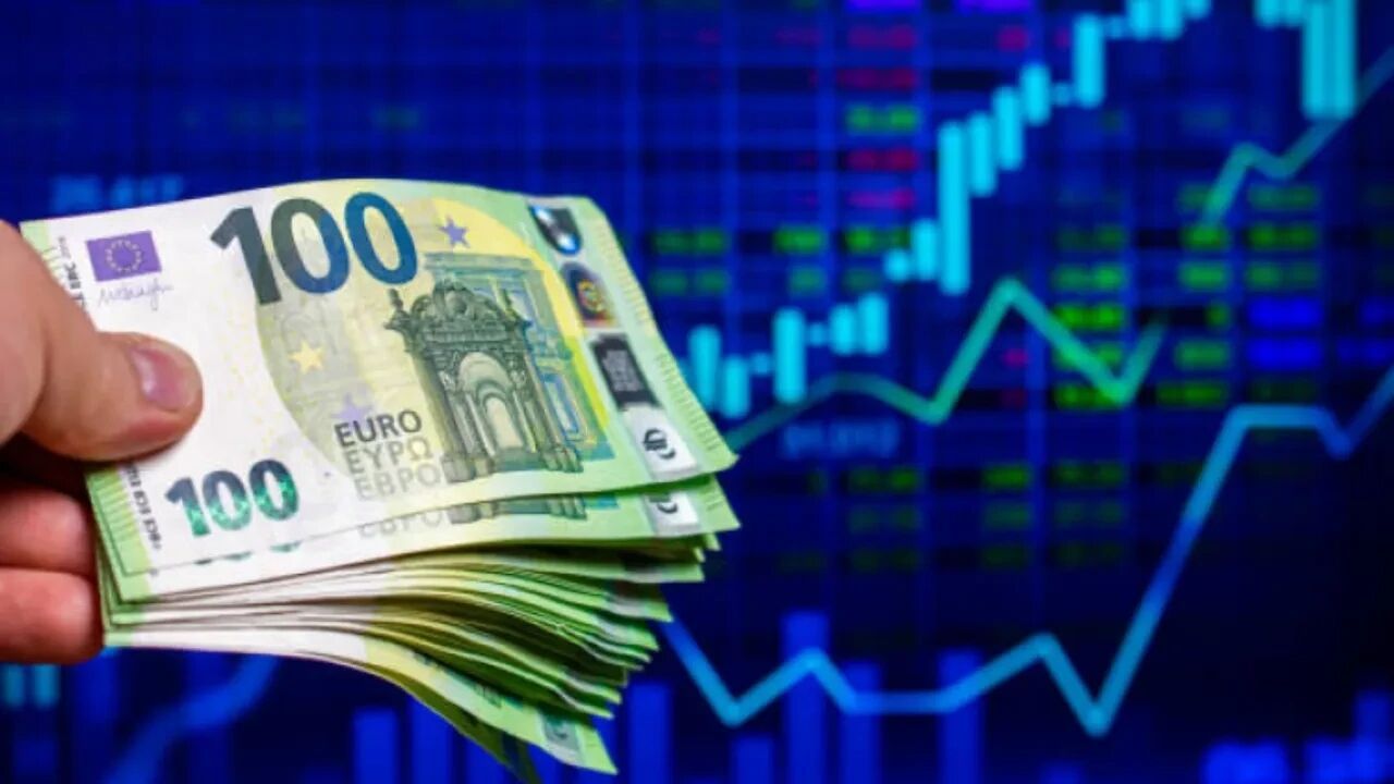 Dolar ve Euro banknotlarıyla güncel döviz kurlarını temsil eden görsel