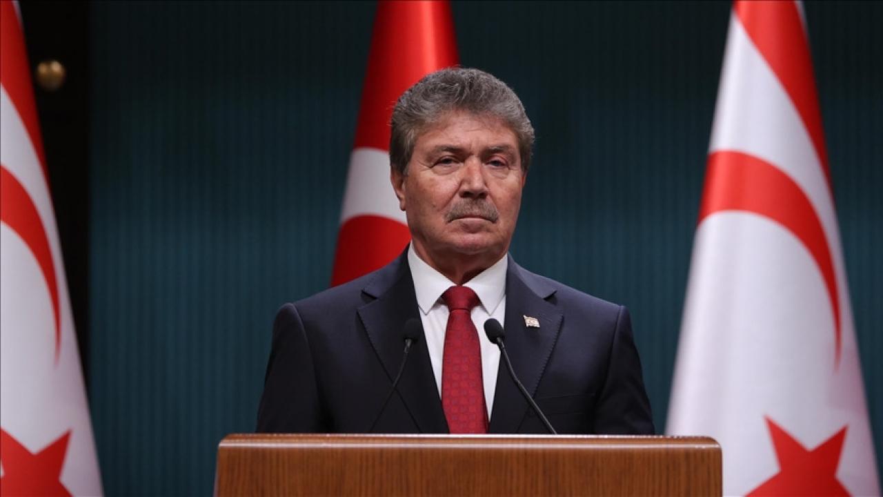 KKTC Başbakanı Ünal Üstel açıklama yaparken