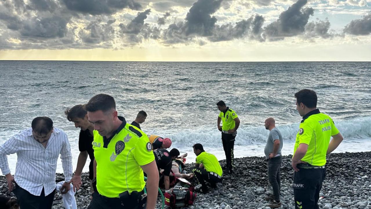 Hopa'da boğulma tehlikesi geçiren asteğmeni kurtarmak için sahilde müdahale eden ekipler