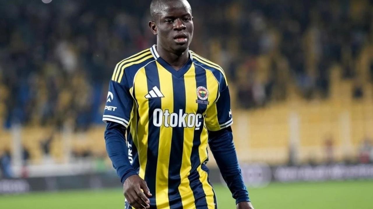 Fenerbahçe forması giyen N'Golo Kante sahada mücadele ederken
