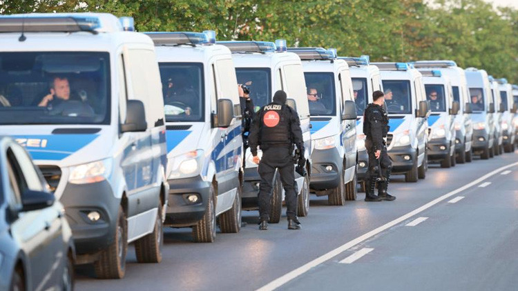 Erfurt’ta AfD kongresine karşı düzenlenen protestoda polis ve göstericilerin bulunduğu alan