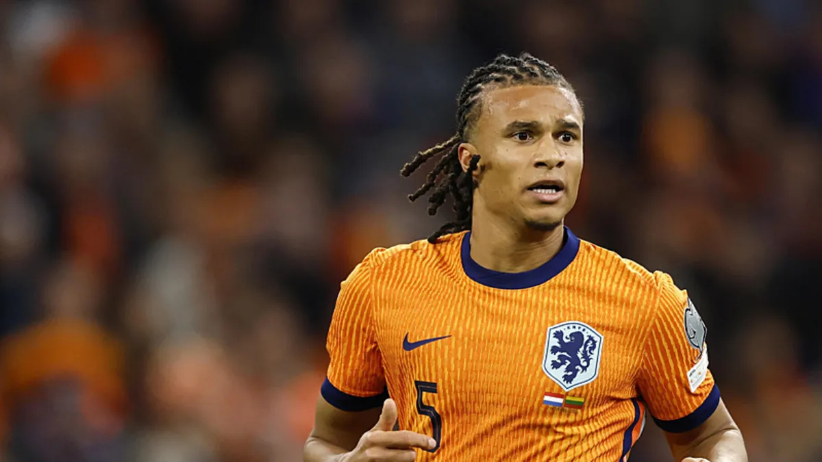 Fenerbahçe transfer gündeminde yer alan Nathan Ake sahada mücadele ederken