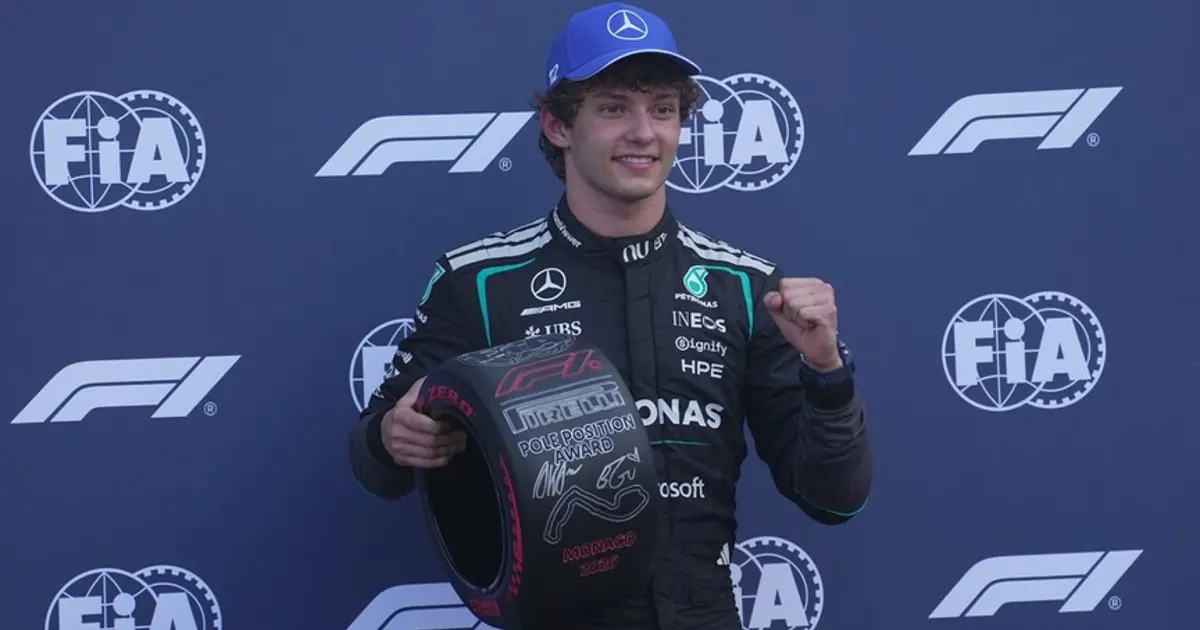 Formula 1 Büyük Britanya Grand Prix’si sprint yarışında pistte mücadele eden yarış araçları