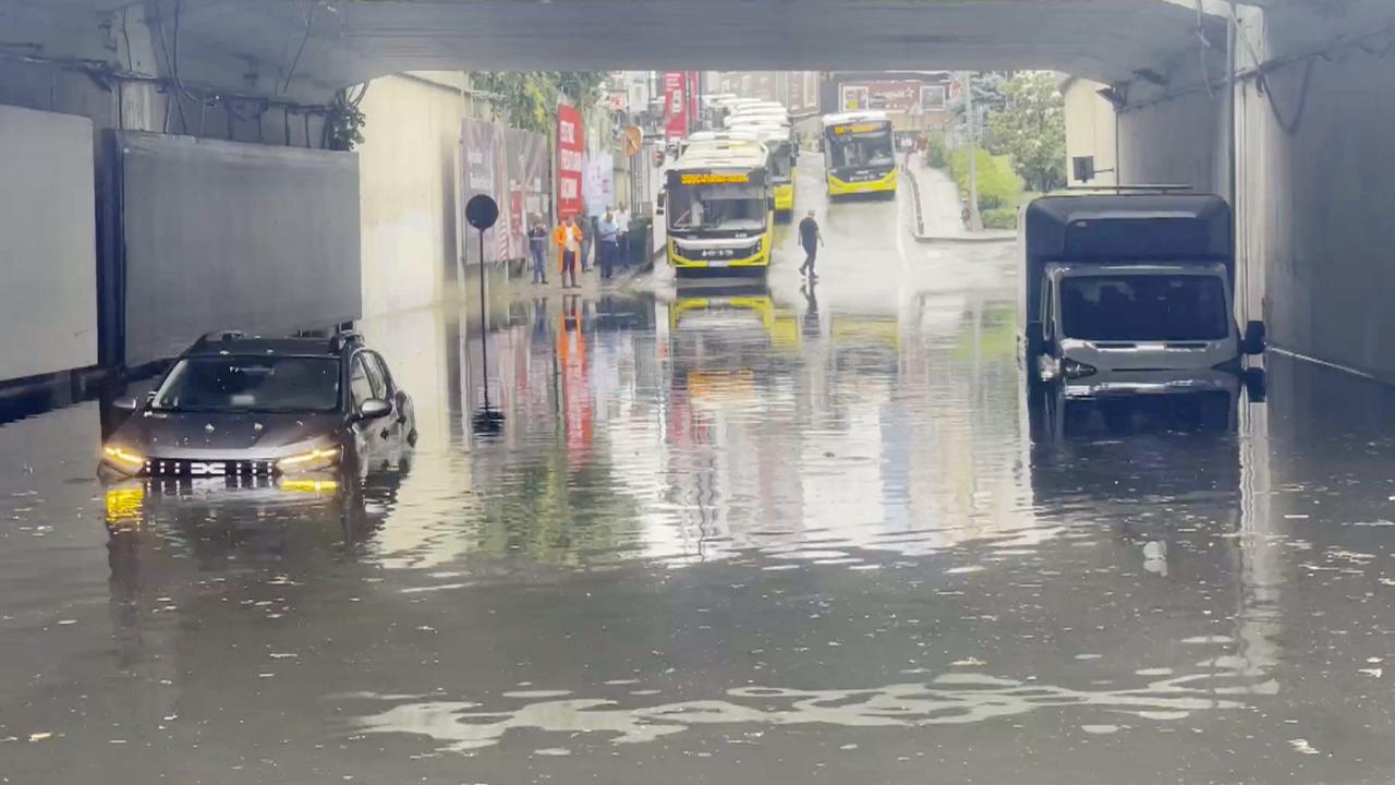 İstanbul’da sağanak yağış sonrası suyla kaplanan yolda ilerlemeye çalışan araçlar