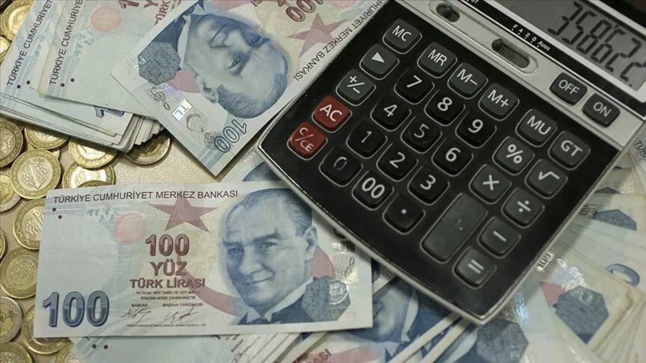 Memur ve emekli maaş zammını gösteren para ve hesaplama temalı görsel