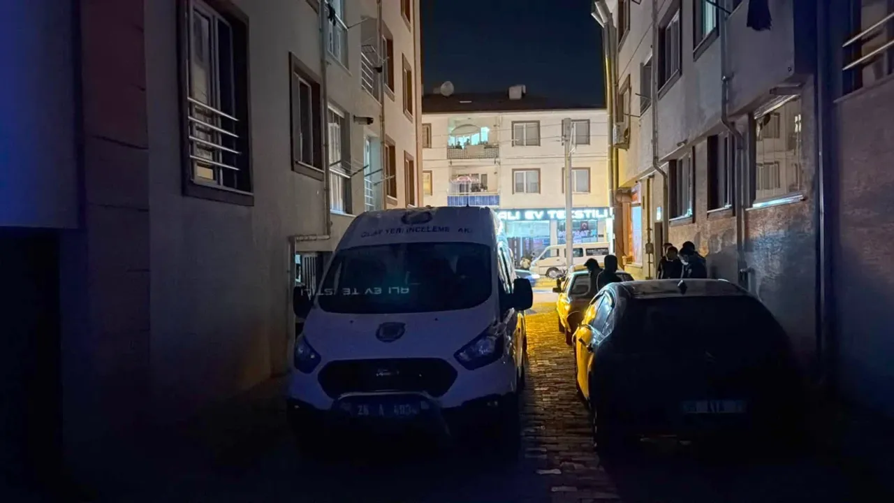 Eskişehir’de polis ekiplerinin inceleme yaptığı apartman çevresi