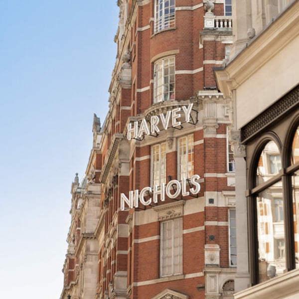 Harvey Nichols mağazasının dış cephesi ve lüks perakende vitrinleri