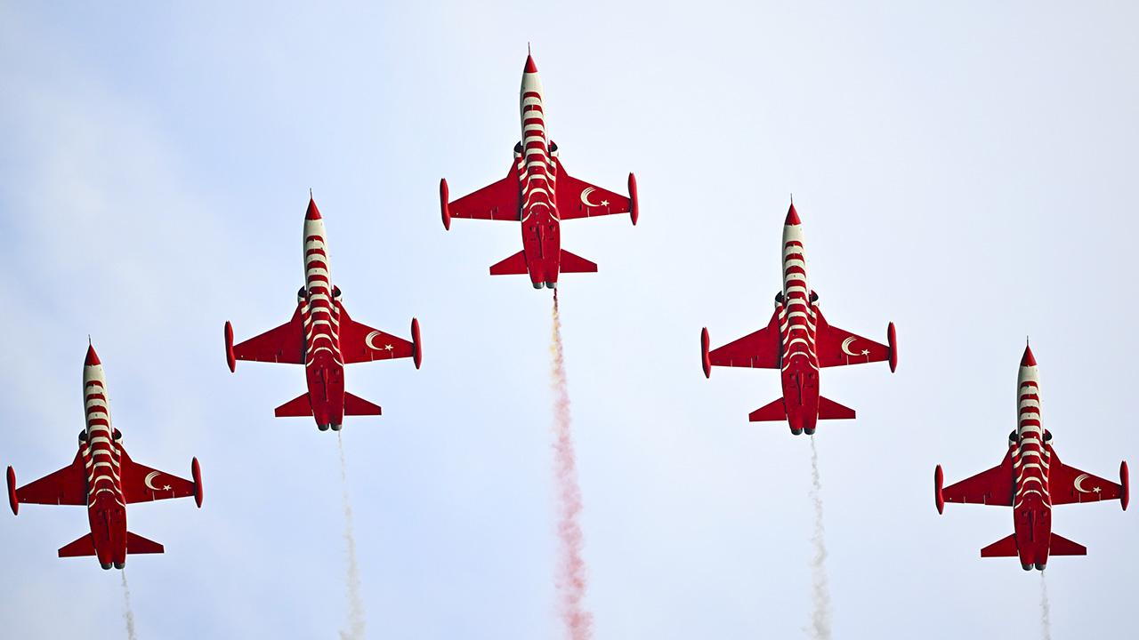 Ankara semalarında gösteri uçuşu yapan Türk Yıldızları uçakları