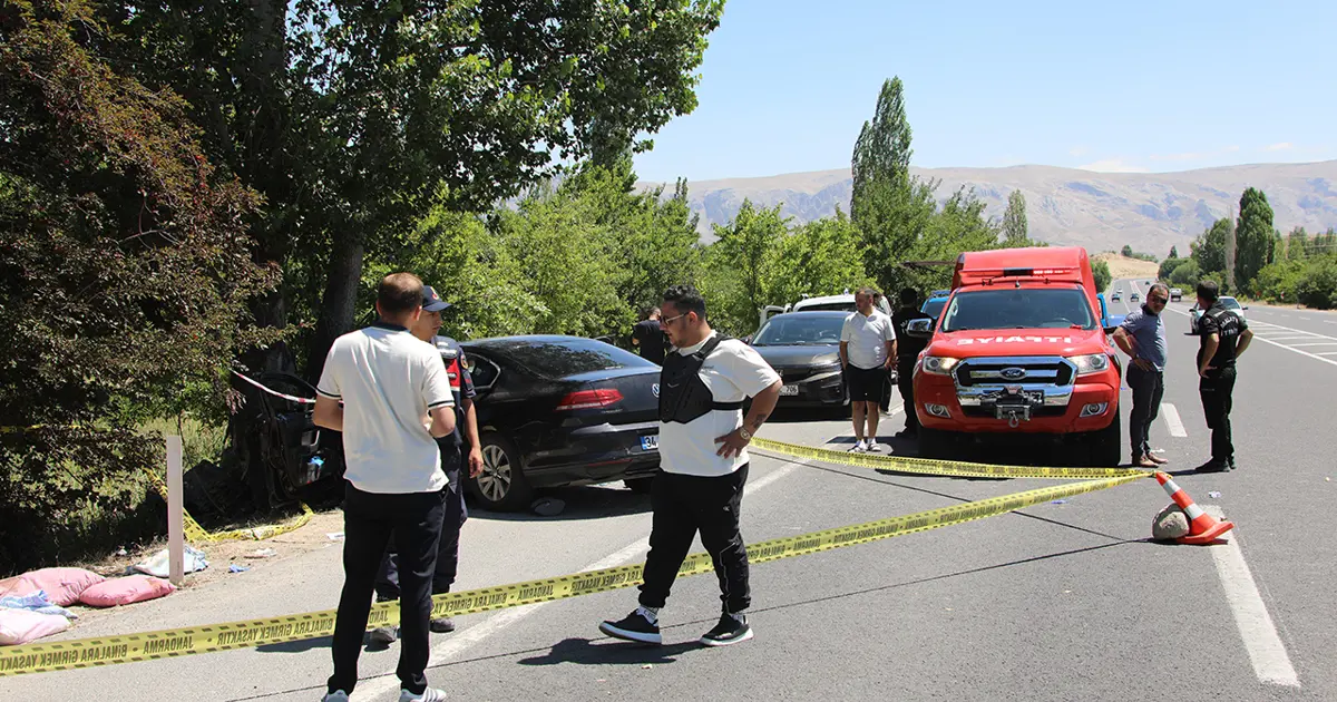 Malatya’nın Darende ilçesinde ağaca çarpan otomobilin kaza yaptığı bölgede ekiplerin çalışması