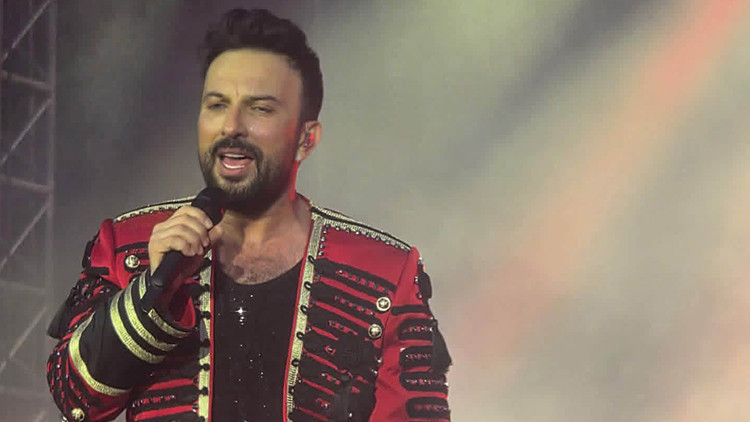 Dortmund’daki açık hava konserinde sahne alan Tarkan ve konser alanını dolduran müzikseverler