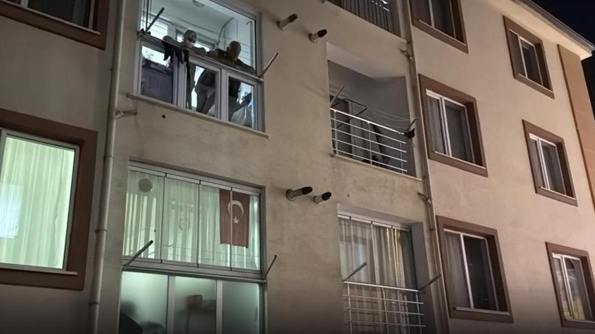 Eskişehir’de polis ve sağlık ekiplerinin inceleme yaptığı apartman çevresi