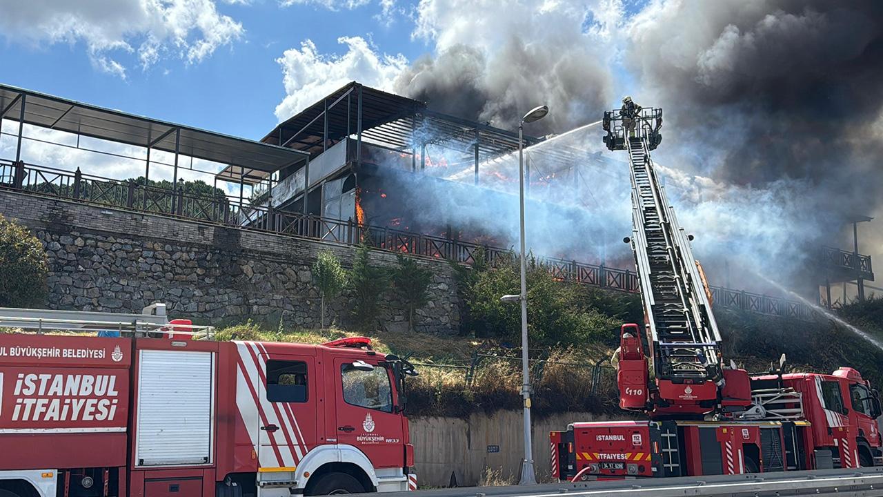 İstanbul Maltepe’de yangın çıkan iki katlı restorana müdahale eden itfaiye ekipleri