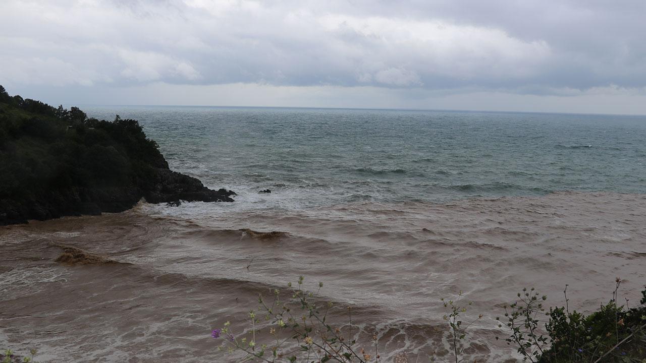 Karadeniz’de fırtına alarmı: 3 ilde denize giriş yasaklandı