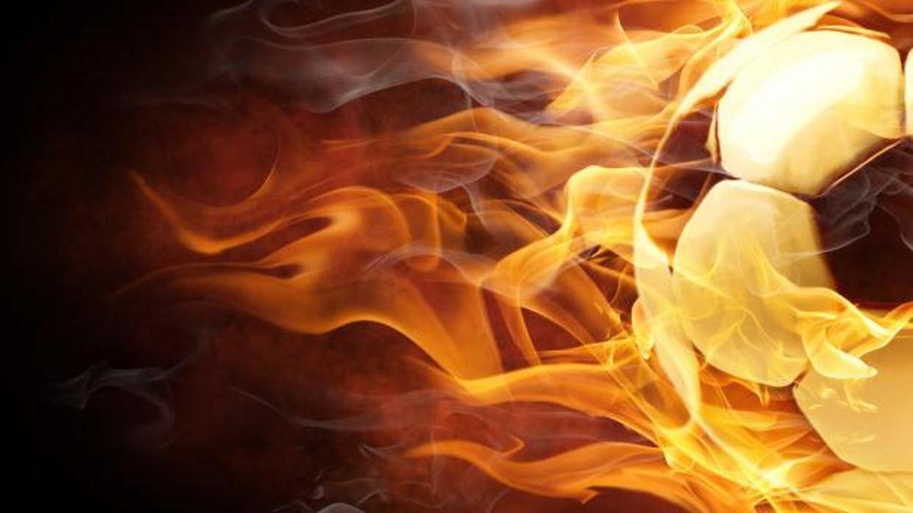 Meksika ile İngiltere arasında oynanan Dünya Kupası son 16 turu maçından futbolcuların mücadele ettiği an