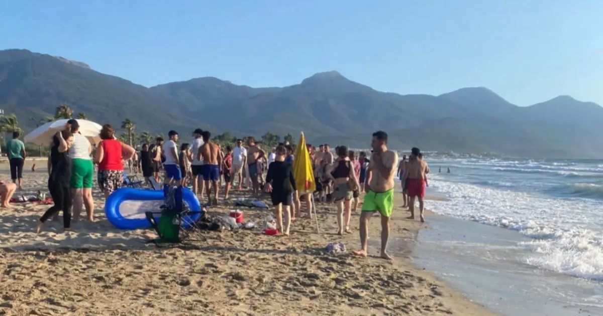 Kuşadası sahilinde dalgaların etkili olduğu deniz ve kıyı bölgesi