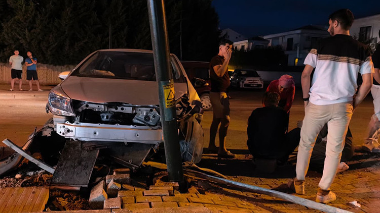 Bursa İnegöl’de refüje çarpan otomobilin bulunduğu kaza bölgesinde sağlık ve polis ekipleri