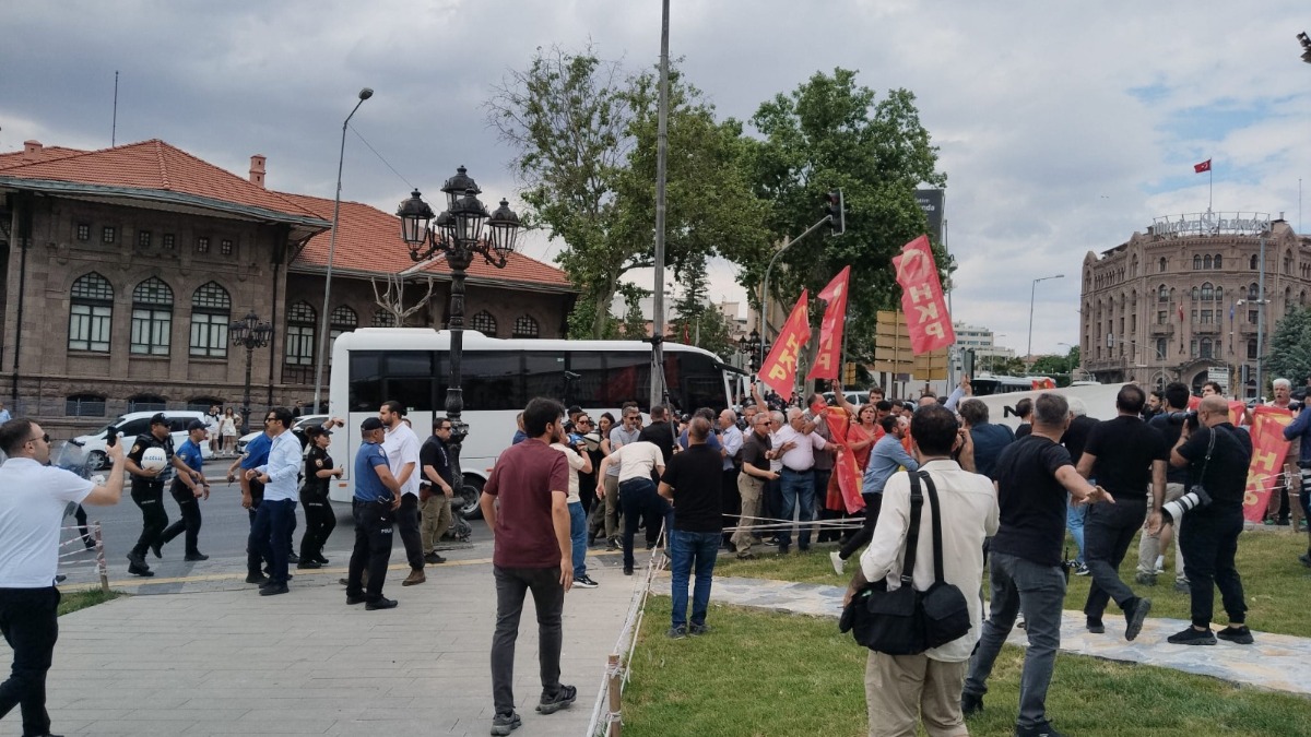 Ankara’da Birinci Meclis yakınında polis ekipleri tarafından durdurulan NATO karşıtı eylemden görüntü