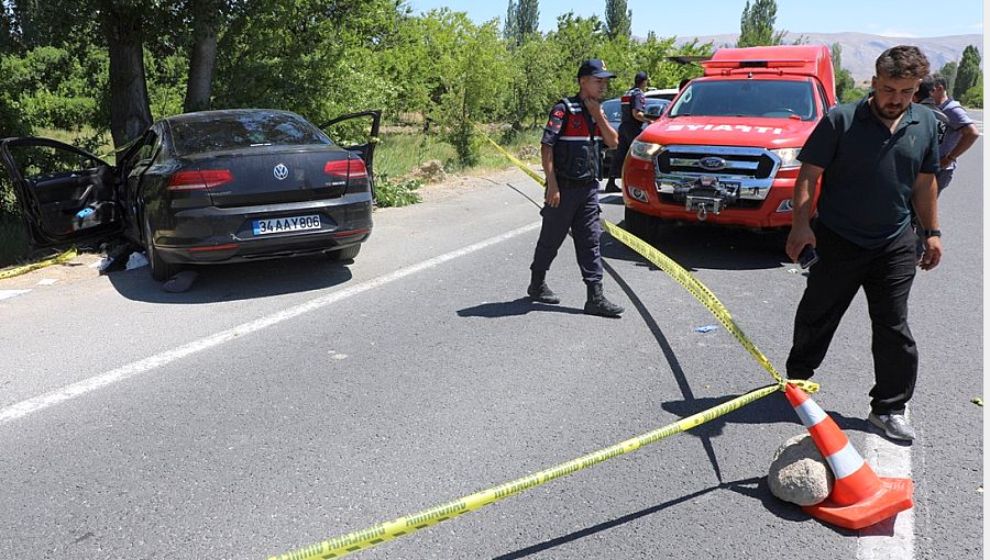 Malatya Darende’de ağaca çarpan otomobilin ardından olay yerine gelen sağlık ve güvenlik ekipleri